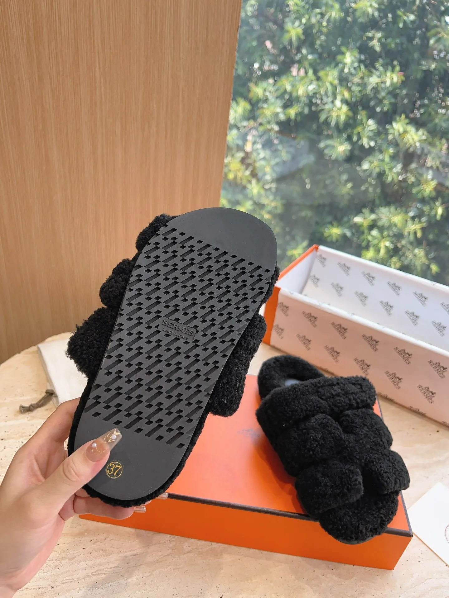 👟👟Ex-factory price 500👟👟 (Top version) Hermes Hermès Second Uncle Fur Slippers Can be made without standard: [Note: No standard needs to be customized] In 2024, the official website and Xiaohongshu will synchronize the latest color matching Hermès hot models, upgraded workmanship, high quality! Fashionable small wool H-slip autumn and winter style flat-soled wool mop. Fabric: Imported lamb's roll real wool. Lining: Imported lamb's roll real wool. Outsole: Genuine leather outsole. Size: 35-43, [Note: 41, 42, 43 customized]